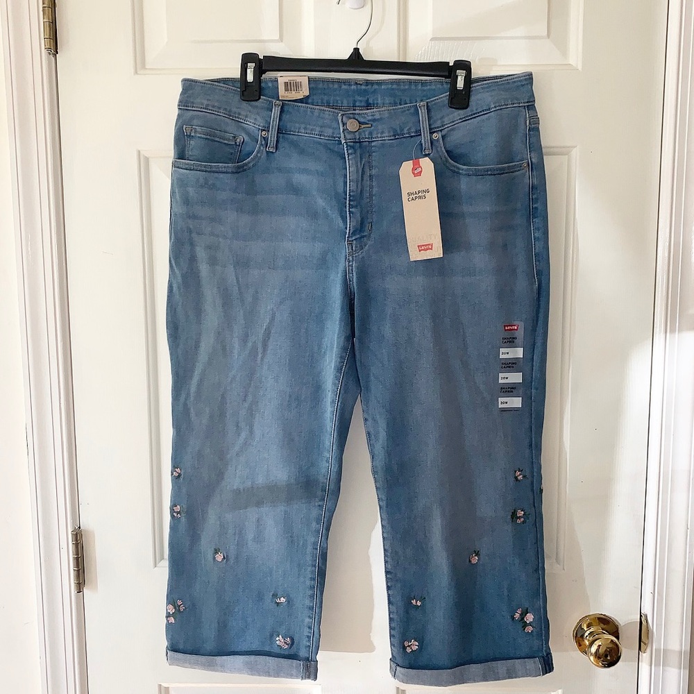 Floral Levi’s Shaped Capri Jeans